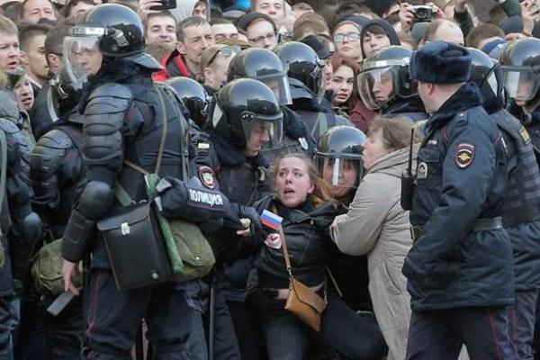 В Москве задержаны более 800 участников митинга, "паковали" даже несовершеннолетних. Кадры с места событий