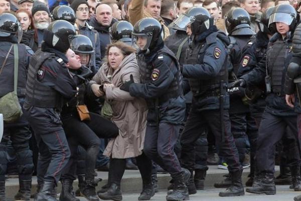 В Москве задержаны более 800 участников митинга, "паковали" даже несовершеннолетних. Кадры с места событий