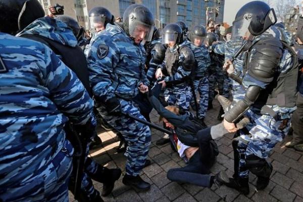 В Москве задержаны более 800 участников митинга, "паковали" даже несовершеннолетних. Кадры с места событий