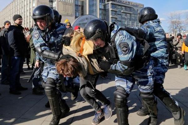 В Москве задержаны более 800 участников митинга, "паковали" даже несовершеннолетних. Кадры с места событий