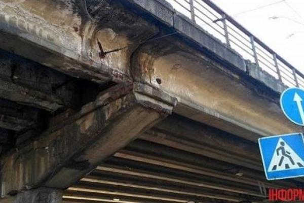 Журналисты обнаружили в Киеве еще один аварийный мост Журналисты обнаружили в Киеве еще один аварийный мост