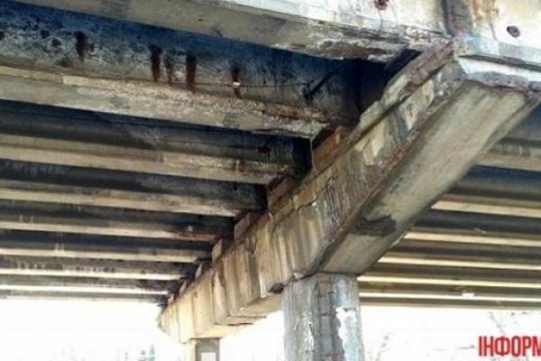 Журналисты обнаружили в Киеве еще один аварийный мост Журналисты обнаружили в Киеве еще один аварийный мост
