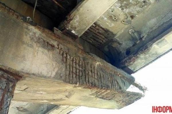 Журналисты обнаружили в Киеве еще один аварийный мост Журналисты обнаружили в Киеве еще один аварийный мост