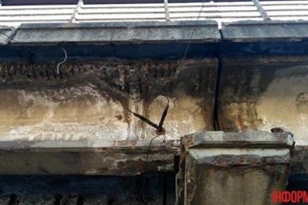 Журналисты обнаружили в Киеве еще один аварийный мост Журналисты обнаружили в Киеве еще один аварийный мост