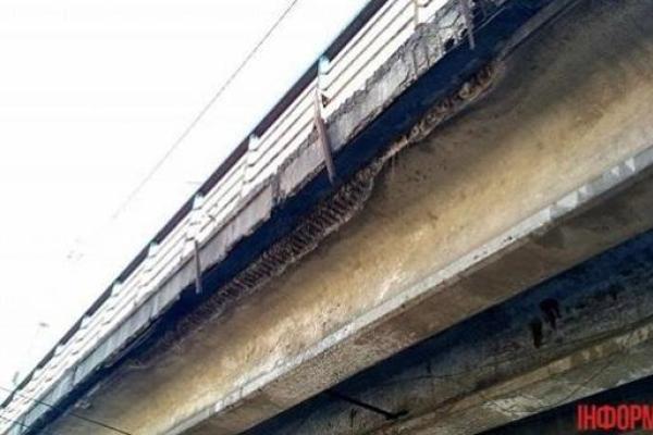 Журналисты обнаружили в Киеве еще один аварийный мост Журналисты обнаружили в Киеве еще один аварийный мост