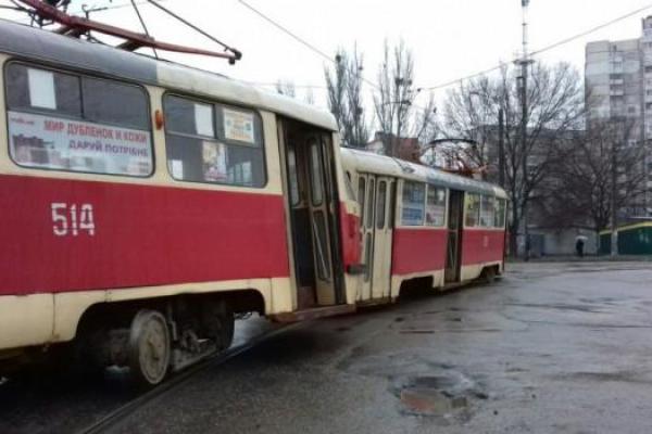В Харькове сошедший с рельсов трамвай заблокировал движение транспорта В Харькове сошедший с рельсов трамвай заблокировал движение транспорта