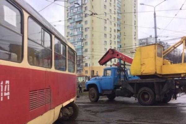В Харькове сошедший с рельсов трамвай заблокировал движение транспорта В Харькове сошедший с рельсов трамвай заблокировал движение транспорта