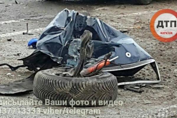 Жуткая авария на Житомирской трассе под Киевом: "Mercedes" смяло после удара об столб Жуткая авария на Житомирской трассе под Киевом: "Mercedes" смяло после удара об столб
