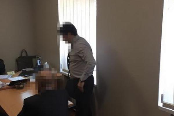 В Мариуполе на взятке попался "дуэт юристов": СБУ задержала прокурора и адвоката В Мариуполе на взятке попался "дуэт юристов": СБУ задержала прокурора и адвоката