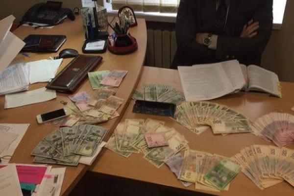 В Мариуполе на взятке попался "дуэт юристов": СБУ задержала прокурора и адвоката В Мариуполе на взятке попался "дуэт юристов": СБУ задержала прокурора и адвоката