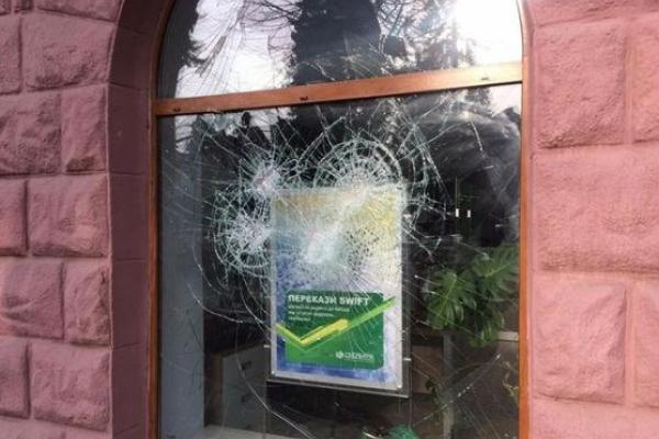 В Луцке ночью неизвестные совершили погром двух отделений российского Сбербанка В Луцке ночью неизвестные совершили погром двух отделений российского Сбербанка
