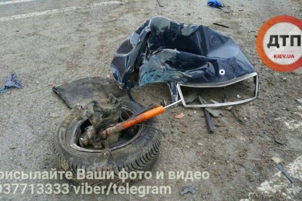 Жуткая авария на Житомирской трассе под Киевом: "Mercedes" смяло после удара об столб Жуткая авария на Житомирской трассе под Киевом: "Mercedes" смяло после удара об столб