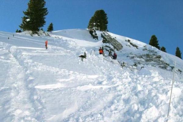 Горнолыжный курорт во Франции накрыла снежная лавина Горнолыжный курорт во Франции накрыла снежная лавина