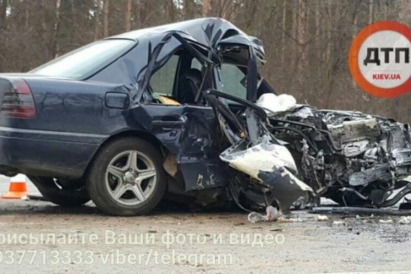 Жуткая авария на Житомирской трассе под Киевом: "Mercedes" смяло после удара об столб Жуткая авария на Житомирской трассе под Киевом: "Mercedes" смяло после удара об столб