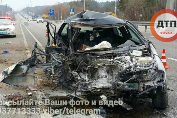 Жуткая авария на Житомирской трассе под Киевом: "Mercedes" смяло после удара об столб Жуткая авария на Житомирской трассе под Киевом: "Mercedes" смяло после удара об столб