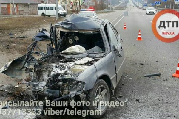 Жуткая авария на Житомирской трассе под Киевом: "Mercedes" смяло после удара об столб Жуткая авария на Житомирской трассе под Киевом: "Mercedes" смяло после удара об столб
