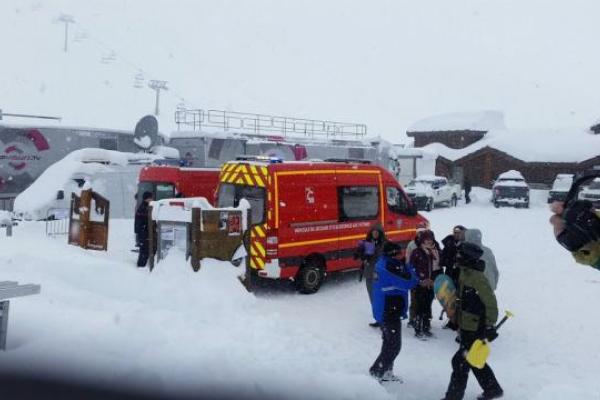 Горнолыжный курорт во Франции накрыла снежная лавина Горнолыжный курорт во Франции накрыла снежная лавина