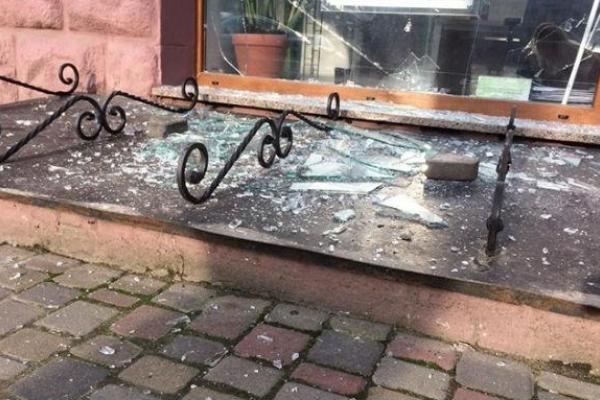 В Луцке ночью неизвестные совершили погром двух отделений российского Сбербанка В Луцке ночью неизвестные совершили погром двух отделений российского Сбербанка