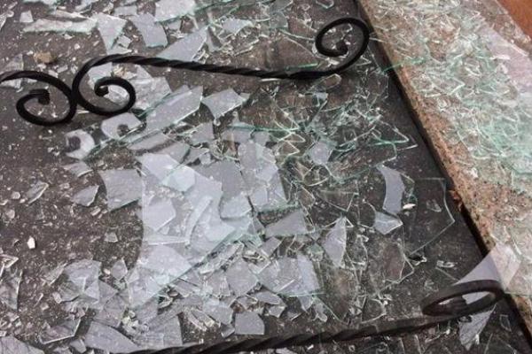 В Луцке ночью неизвестные совершили погром двух отделений российского Сбербанка В Луцке ночью неизвестные совершили погром двух отделений российского Сбербанка