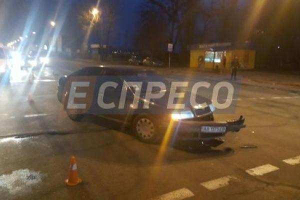В Киеве неуправляемый автомобиль "Renault" снес остановку В Киеве неуправляемый автомобиль "Renault" снес остановку