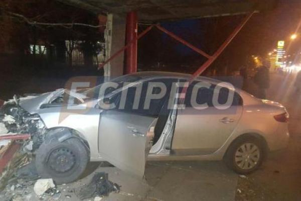 В Киеве неуправляемый автомобиль "Renault" снес остановку В Киеве неуправляемый автомобиль "Renault" снес остановку
