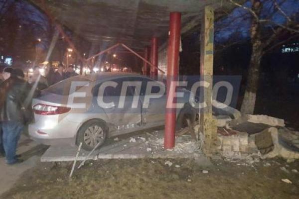 В Киеве неуправляемый автомобиль "Renault" снес остановку В Киеве неуправляемый автомобиль "Renault" снес остановку