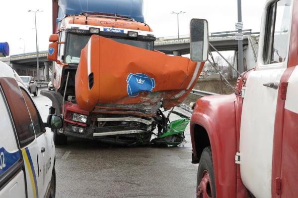 Под Киевом "Volkswagen" вылетел на "встречку" и столкнулся с грузовиком. Появились жуткие кадры с места ДТП Под Киевом "Volkswagen" вылетел на "встречку" и столкнулся с грузовиком. Появились жуткие кадры с места ДТП