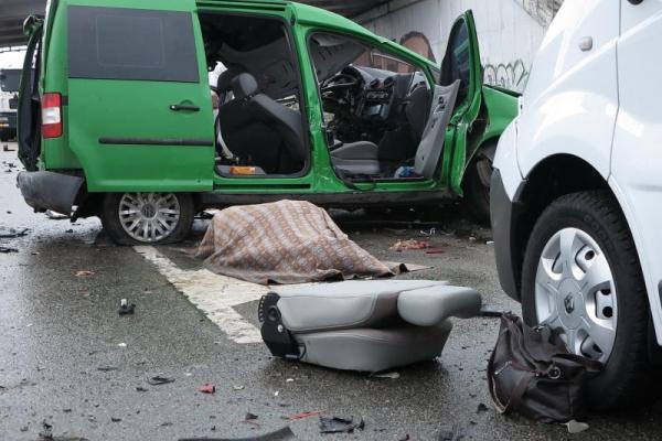Под Киевом "Volkswagen" вылетел на "встречку" и столкнулся с грузовиком. Появились жуткие кадры с места ДТП Под Киевом "Volkswagen" вылетел на "встречку" и столкнулся с грузовиком. Появились жуткие кадры с места ДТП