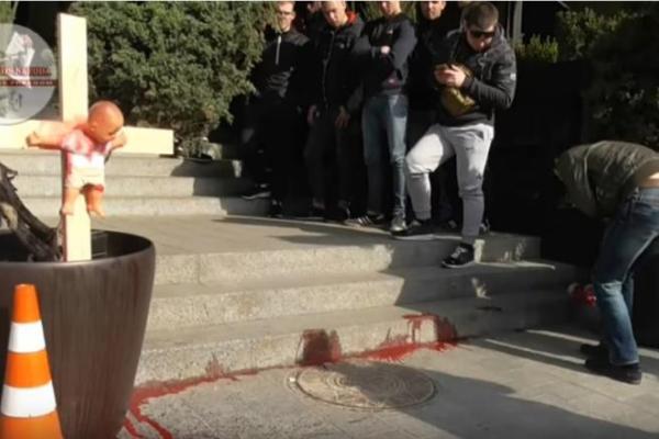 Патриотическая акция в Киеве: возле ресторана "министра ЛНР" символически "распяли мальчика" Патриотическая акция в Киеве: возле ресторана "министра ЛНР" символически "распяли мальчика"
