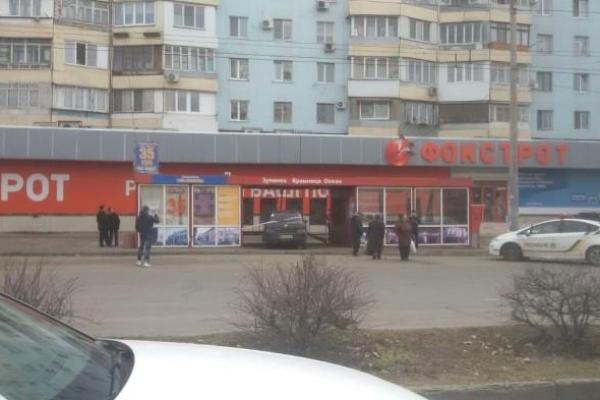 В Одессе автомобиль "Nissan" въехал в остановку с людьми: есть пострадавшие В Одессе автомобиль "Nissan" въехал в остановку с людьми: есть пострадавшие