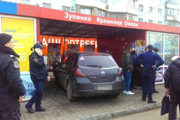 В Одессе автомобиль "Nissan" въехал в остановку с людьми: есть пострадавшие В Одессе автомобиль "Nissan" въехал в остановку с людьми: есть пострадавшие