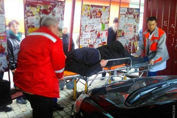 В Одессе автомобиль "Nissan" въехал в остановку с людьми: есть пострадавшие В Одессе автомобиль "Nissan" въехал в остановку с людьми: есть пострадавшие