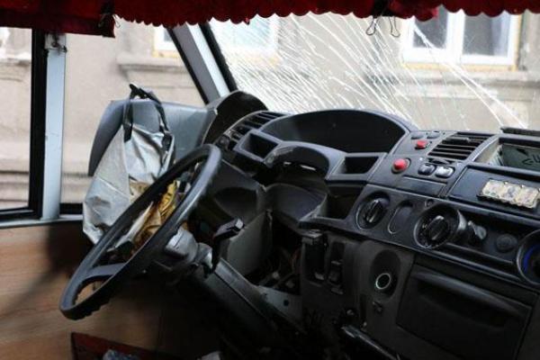 В Славянске "Lanos" столкнулся с маршруткой: 9 пассажиров пострадали В Славянске "Lanos" столкнулся с маршруткой: 9 пассажиров пострадали