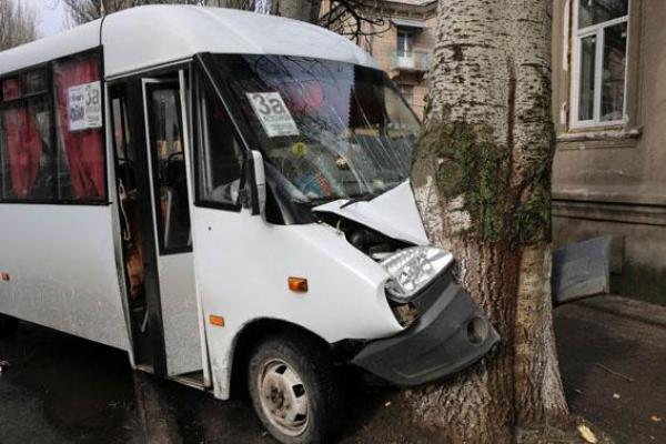 В Славянске "Lanos" столкнулся с маршруткой: 9 пассажиров пострадали В Славянске "Lanos" столкнулся с маршруткой: 9 пассажиров пострадали