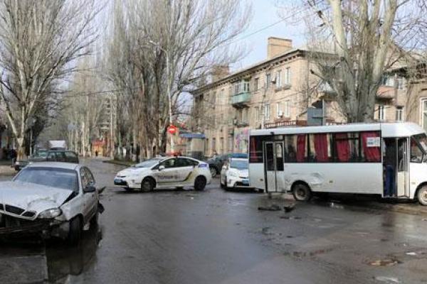 В Славянске "Lanos" столкнулся с маршруткой: 9 пассажиров пострадали В Славянске "Lanos" столкнулся с маршруткой: 9 пассажиров пострадали