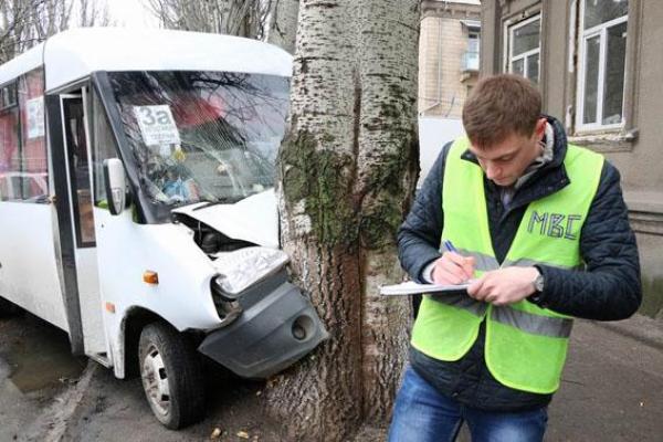 В Славянске "Lanos" столкнулся с маршруткой: 9 пассажиров пострадали В Славянске "Lanos" столкнулся с маршруткой: 9 пассажиров пострадали