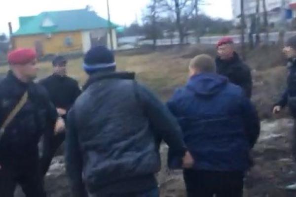 На Ровенщине разъяренная толпа местных жителей угрожала полицейским физической расправой