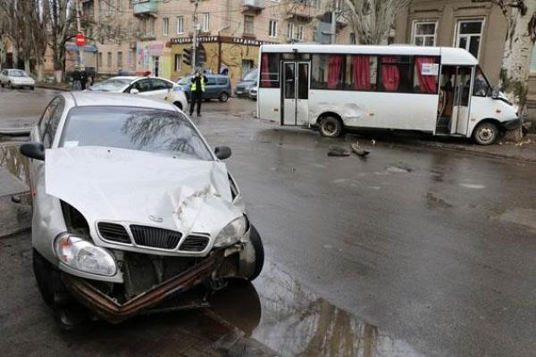 В Славянске "Lanos" столкнулся с маршруткой: 9 пассажиров пострадали В Славянске "Lanos" столкнулся с маршруткой: 9 пассажиров пострадали