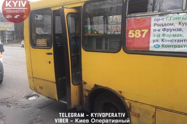 В Киеве из-за невнимательного водителя маршрутки ребенок-пассажир получил травмы