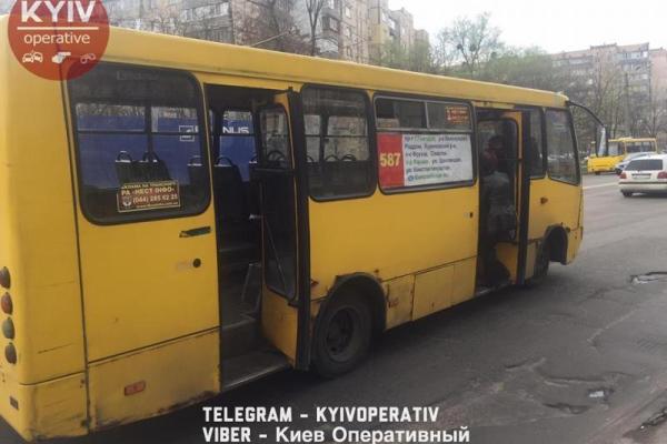 В Киеве из-за невнимательного водителя маршрутки ребенок-пассажир получил травмы