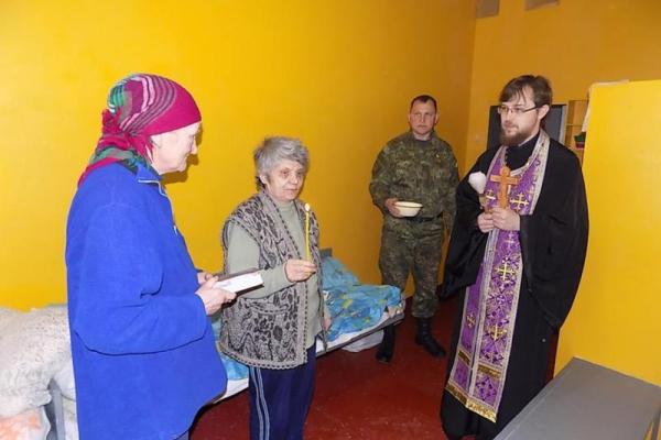 В Северодонецке священник освятил помещение нового СИЗО