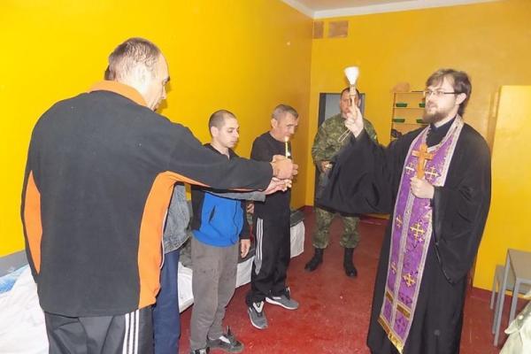 В Северодонецке священник освятил помещение нового СИЗО