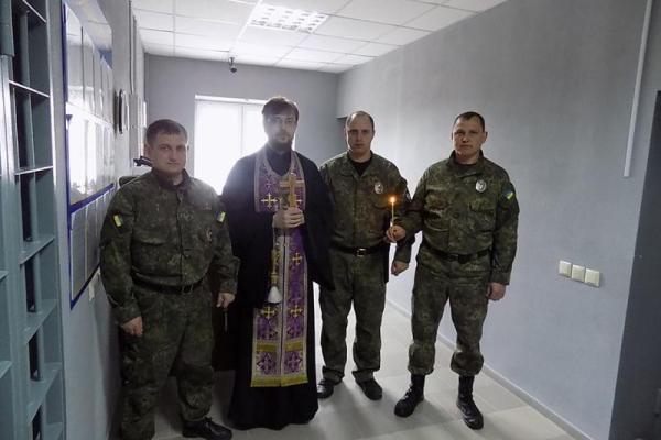 В Северодонецке священник освятил помещение нового СИЗО
