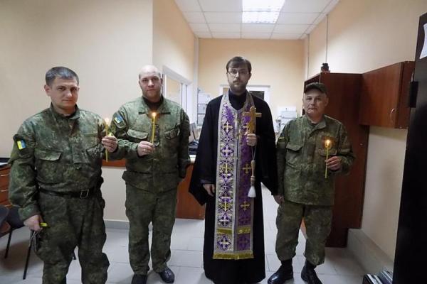 В Северодонецке священник освятил помещение нового СИЗО