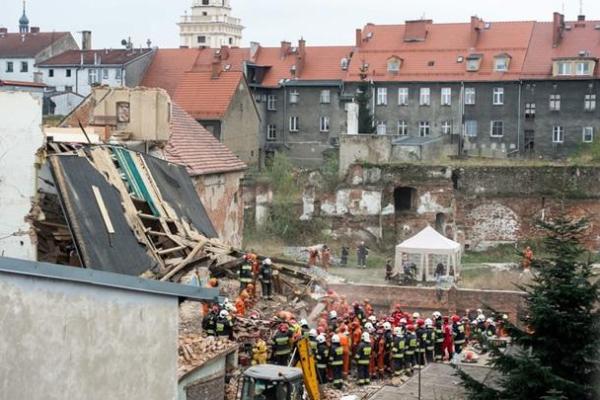 Обрушение жилого дома в Польше: в Сети появились фото и видео с места трагедии