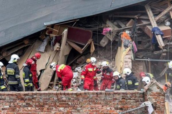 Обрушение жилого дома в Польше: в Сети появились фото и видео с места трагедии