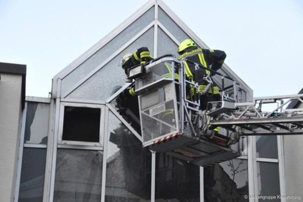 В немецком городе Ферден мужчина на автомобиле намеренно влетел в ратушу: вспыхнул пожар