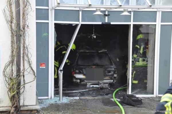 В немецком городе Ферден мужчина на автомобиле намеренно влетел в ратушу: вспыхнул пожар