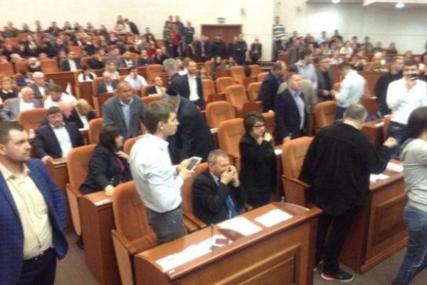 В Днепре общественные активисты пытаются взять штурмом мэрию