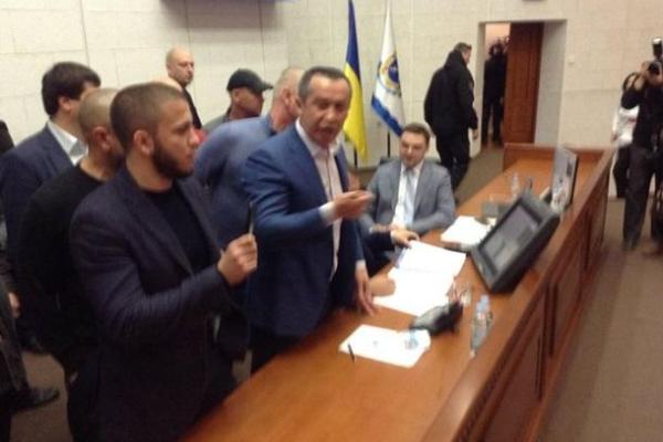 В Днепре общественные активисты пытаются взять штурмом мэрию